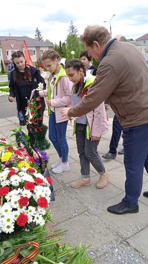 Возложение цветов к братской могиле советских воинов