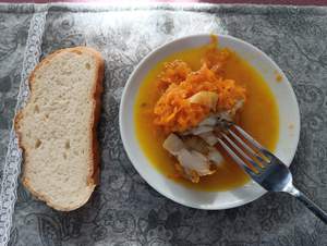 Минтай с морковью и луком на сковороде