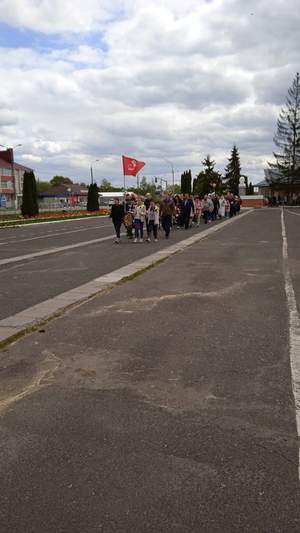 Возложение цветов к братской могиле советских воинов